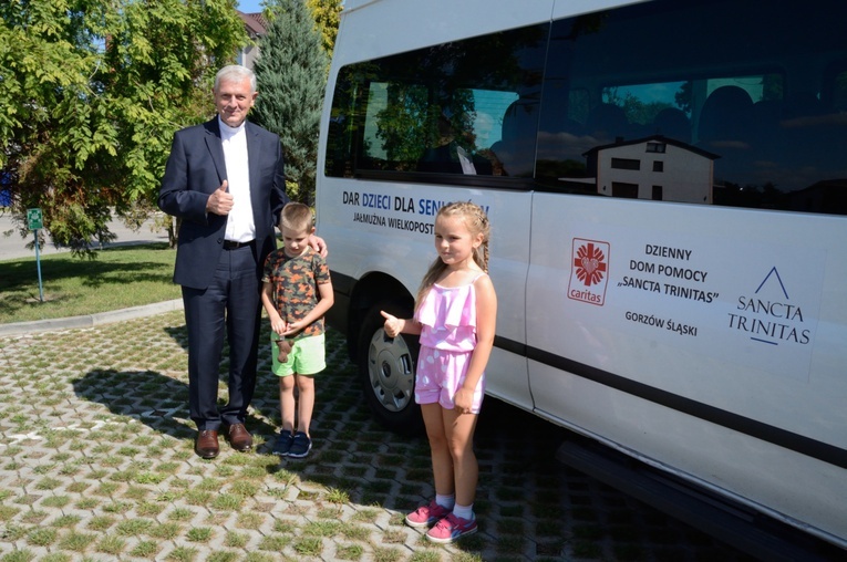 Gorzów Śląski. Poświęcenie busa dla seniorów