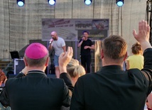 Zwieńczeniem festynu były koncerty zespołów: Wyrwani z niewoli i niemaGOtu. W wydarzeniu uczestniczył abp Wojda. 