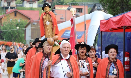 Figura św. Jakuba w uroczystej asyście członków jego bractwa niesiona na scenę.