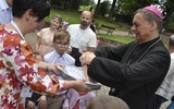 Na znak jedności biskup z uczestnikami podzielił się chlebem.