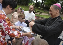 Na znak jedności biskup z uczestnikami podzielił się chlebem.