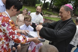 Na znak jedności biskup z uczestnikami podzielił się chlebem.