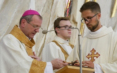 Abp Tadeusz Wojda wręczył krzyż misyjny ks. Wiesławowi Mielewczykowi.