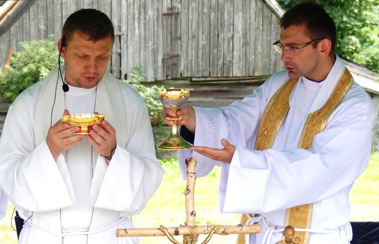 O. Maksymin Konik OFM (z lewej) i ks. Adam Wandzel przy ołatrzu na Potrójnej.