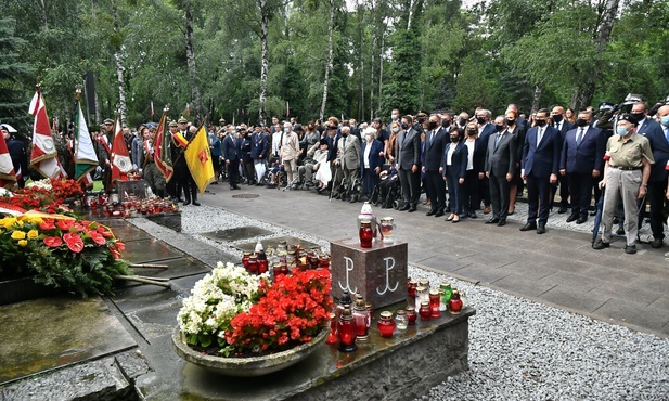 Modlitwa przy pomniku Gloria Victis w rocznicę godziny „W” 