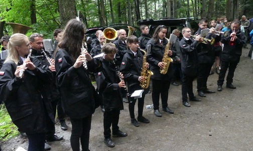Orkiestra z Roczyn zawsze towarzyszy pielgrzymom i turystom na Trzonce.
