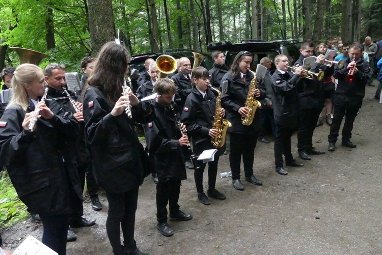 Orkiestra z Roczyn zawsze towarzyszy pielgrzymom i turystom na Trzonce.