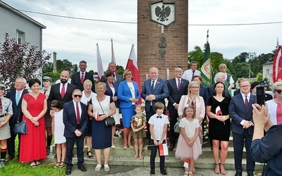 Uczestnicy apelu pamięci.