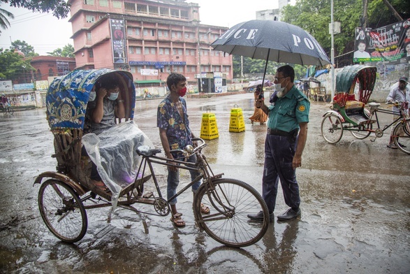 Bangladesz zmaga się z powodziami oraz pandemią