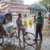 Bangladesz zmaga się z powodziami oraz pandemią