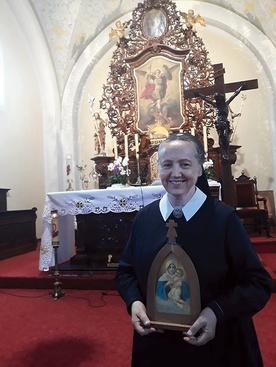 ▲	Siostra w kościele  pw. św. Michała Archanioła w Wirach.