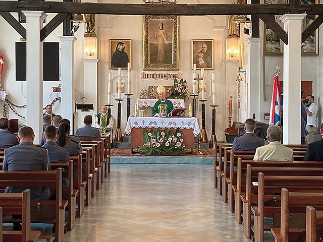 ▲	Biskup senior przewodniczący Mszy św. w intencji stróżów porządku publicznego.