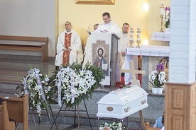 ▲	Msza św. pogrzebowa odbyła się w kościele parafialnym pw. Ducha Świętego w Świdnicy.
