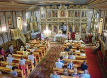 ▲	Katolicy w Wierchomli nie musieli budować kościoła, bo odziedziczyli go po przodkach. Do dziś modlą się za nieżyjących już greckokatolickich budowniczych świątyni.