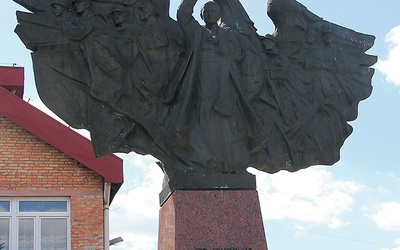 ▲	Pomnik ks. Ignacego Skorupki w Ossowie.