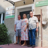 ▲	Andrzej Anuszkiewicz, Hanna Przelińska i Ryszard Marzec  przed wejściem do siedziby placówki.
