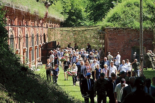 Po Mszy św. delegacje udały się złożyć kwiaty i znicze na grobach zamordowanych Polaków.