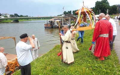 Niewielka załoga wyprawy, która  na rzece rozpoczęła się w Więcławicach Starych, zawita do 15 ośrodków  na dawnym Camino  de Vistula, również w naszej diecezji.
