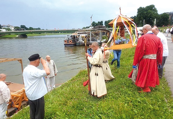 Niewielka załoga wyprawy, która  na rzece rozpoczęła się w Więcławicach Starych, zawita do 15 ośrodków  na dawnym Camino  de Vistula, również w naszej diecezji.