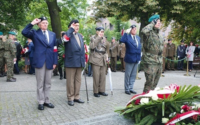 ▲	Gośćmi uroczystości byli kombatanci: żołnierze Armii Krajowej oraz uczestnicy powstania – płk Bogdan Lipnicki ps. Konrad i kpt. Stanisław Wołczaski ps. Kazimierz.