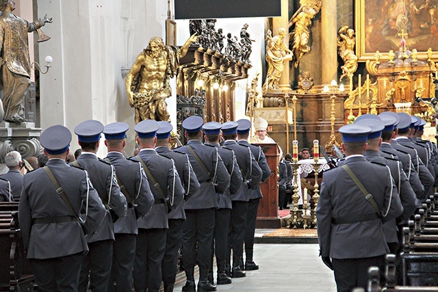 ▲	– Tam gdzie trzeba okazać sprawiedliwość, bądźcie sprawiedliwi, a gdzie miłosierdzie, bądźcie miłosierni  – mówił do policjantów wrocławski biskup pomocniczy.