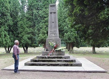 ▲	Na cmentarzu Żołnierzy Włoskich.