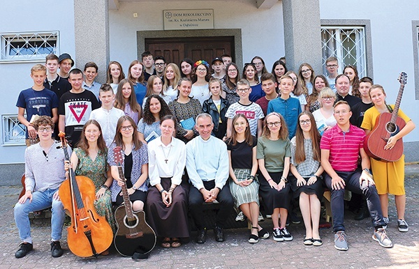 Uczestnicy rekolekcji I stopnia Nowego Życia w Dąbrówce.