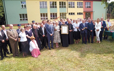 Pamiątkowa fotografia uczestników uroczystości.