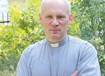 ▲	Ks. Adam Skutela był kapelanem Wojewódzkiego Ośrodka Leczenia Odwykowego i Zakładu Opiekuńczo- -Leczniczego w Gorzycach. Obecnie jest wikarym w parafii św. Pawła w Rudzie Śląskiej-Nowym Bytomiu i jednym z archidiecezjalnych duszpasterzy trzeźwości.
