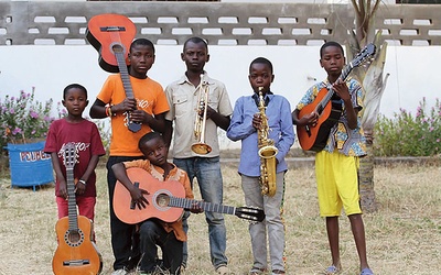 ▲	Uczniowie African Music School zainaugurują misję koncertem 23 sierpnia o 20.00 w Jaczowie.