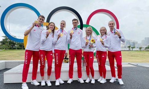 Biało-czerwona siódemka biegaczy wywalczyła pierwsze dla Polski olimpijskie złoto w Tokio.