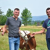 Bliźniacy uratowali ją z pożaru. Za otrzymane pieniądze chcą jak najszybciej dla niej i innych zwierząt zbudować pomieszczenia gospodarcze.