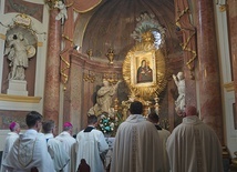 ▲	Modlitwa przed obrazem Matki Bożej Pokornej w rudzkiej bazylice  15 sierpnia 2020 roku.