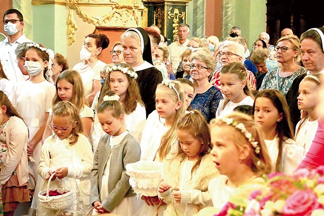 Pielgrzymi od najmłodszego do najstarszego pokolenia proszą o łaski babcię Jezusa.