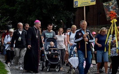 Pątników do granic miasta odprowadził biskup ordynariusz.