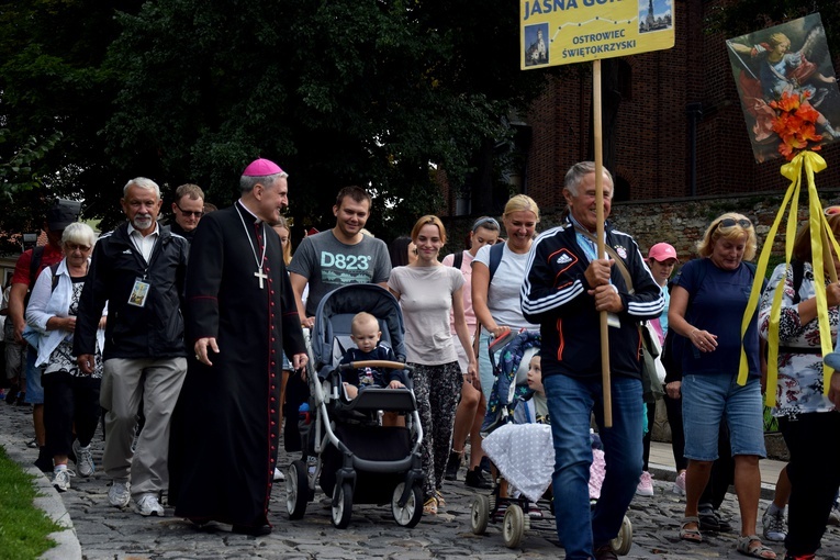 Pątników do granic miasta odprowadził biskup ordynariusz.