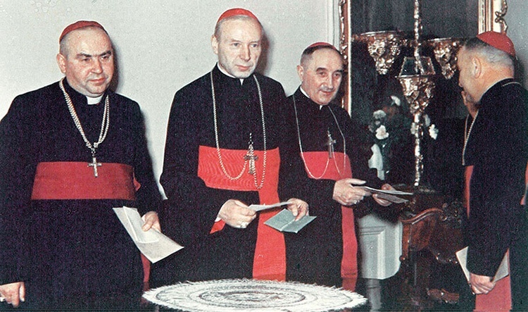 Wręczenie nominacji biskupom przez prymasa Stefana Wyszyńskiego, grudzień 1956 (na zdjęciu bp Bolesław Kominek, kard. Stefan Wyszyński i bp Franciszek Jop).