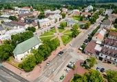 Urokliwy rynek z kościołami Podwyższenia Krzyża Świętego i Niepokalanego Poczęcia NMP (w tle).