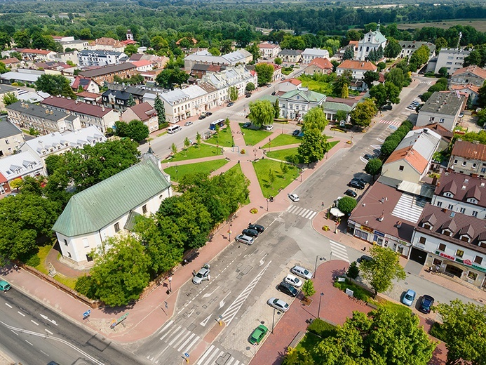 Urokliwy rynek z kościołami Podwyższenia Krzyża Świętego i Niepokalanego Poczęcia NMP (w tle).