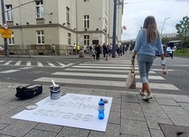 Chorzów. "Mobilniok albo życie". Napisy w śląskiej gwarze przed przejściami dla pieszych