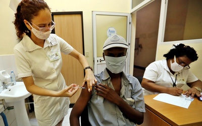 Kuba: Hotele zamieniają się w szpitale, w kraju wzbiera kolejna fala koronawirusa