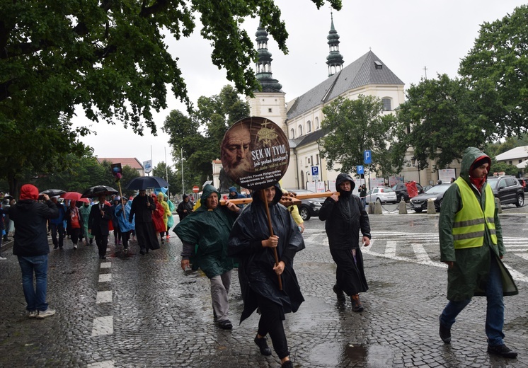 Z Łowicza pielgrzymi wychodzili w strugach deszczu.