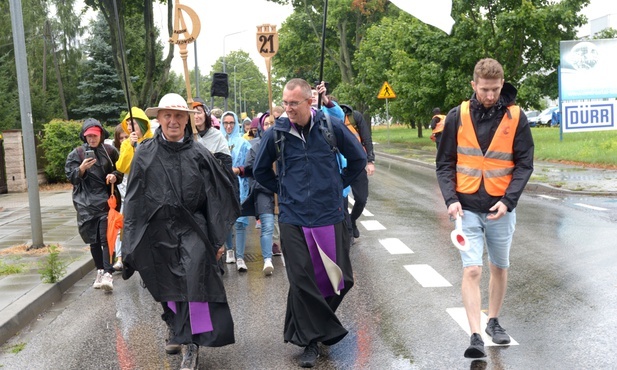 Na szlak z ordynariuszem wychodzi grupa akademicka. Obok bp. Marka ks. Mariusz Wilk, kierownik grupy.