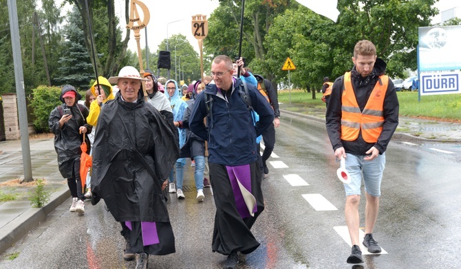 Na szlak z ordynariuszem wychodzi grupa akademicka. Obok bp. Marka ks. Mariusz Wilk, kierownik grupy.