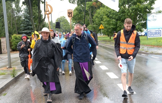 Na szlak z ordynariuszem wychodzi grupa akademicka. Obok bp. Marka ks. Mariusz Wilk, kierownik grupy.