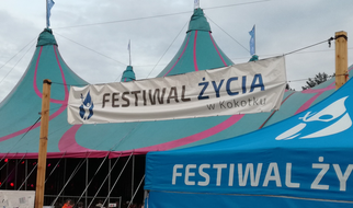 8.8.2021 | Młodzi na Festiwalu Życia | Starsi na pielgrzymce do Matki Uśmiechniętej