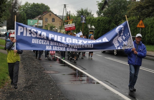 Grupa 1 z ks. Tomaszem Niedzielą - z Bielska-Białej na Jasną Górę 2021 