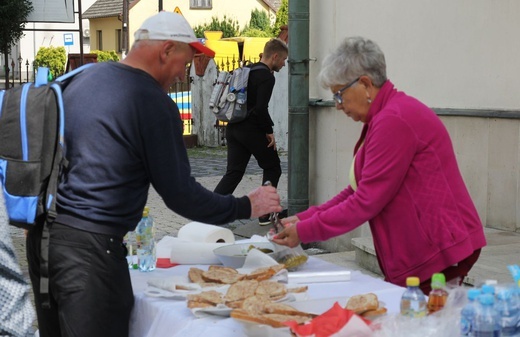 Postój pielgrzymów jasnogórskich z Hałcnowa w Bielanach - 2021