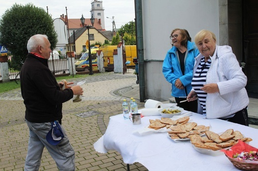 Postój pielgrzymów jasnogórskich z Hałcnowa w Bielanach - 2021