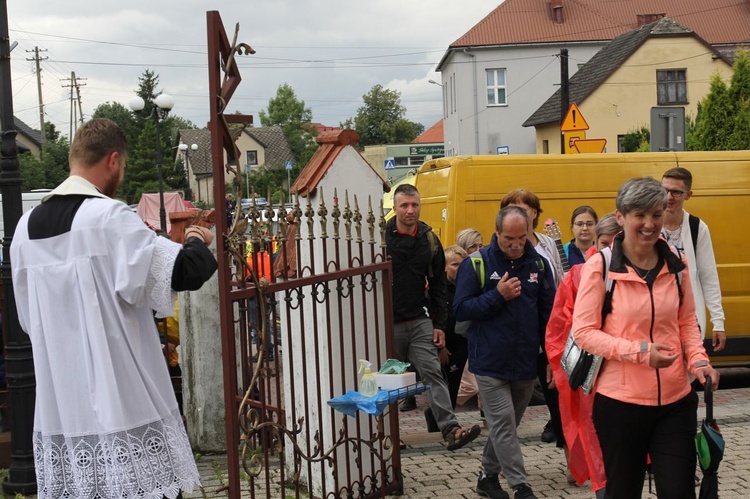 Postój pielgrzymów jasnogórskich z Hałcnowa w Bielanach - 2021